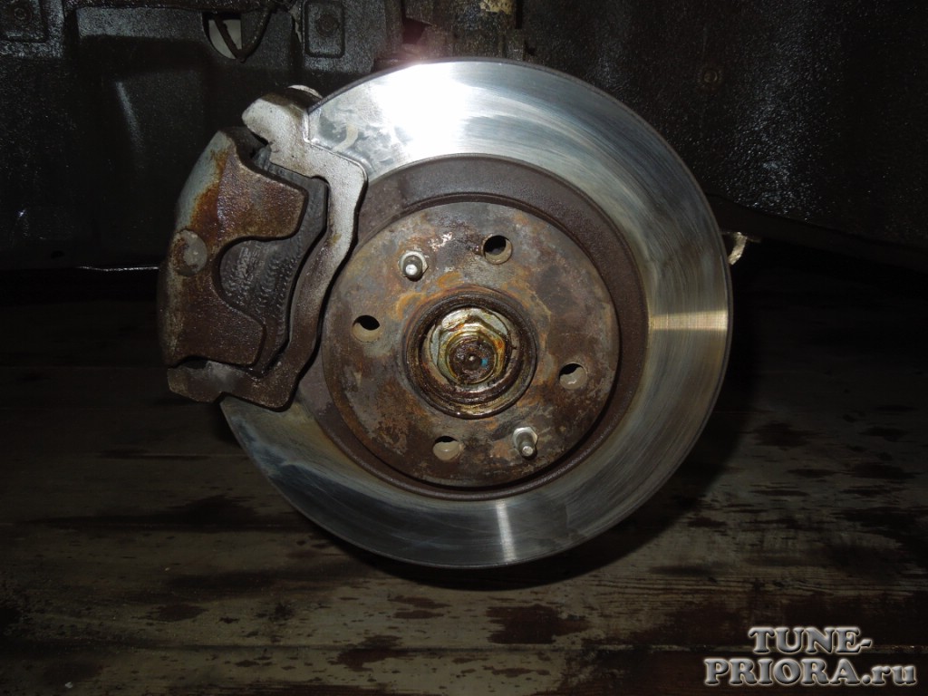 Замена передних тормозных колодок на приоре Замена передних тормозных колодок на приоре (priora)